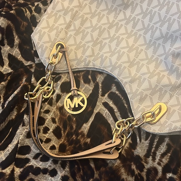 Micheal Kors bag & wallet 🤍 - Picture 4 of 7